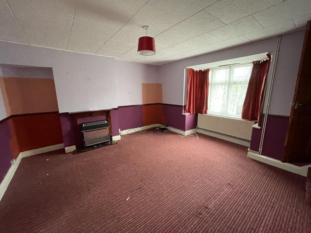 Lot: 112 - SEMI-DETACHED HOUSE FOR IMPROVEMENT - living room